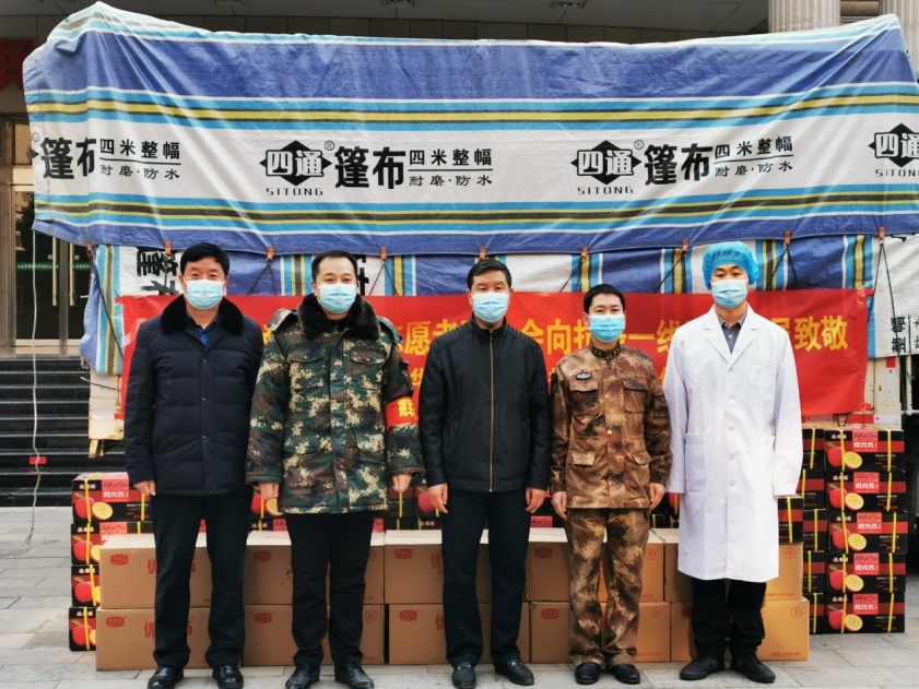 路鳳祎與志愿者、醫(yī)生防疫現(xiàn)場合影